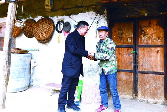 雅安农商银行党委书记赵军赴“悬崖上的村庄”汉源县古路村帮扶贫困户.jpg
