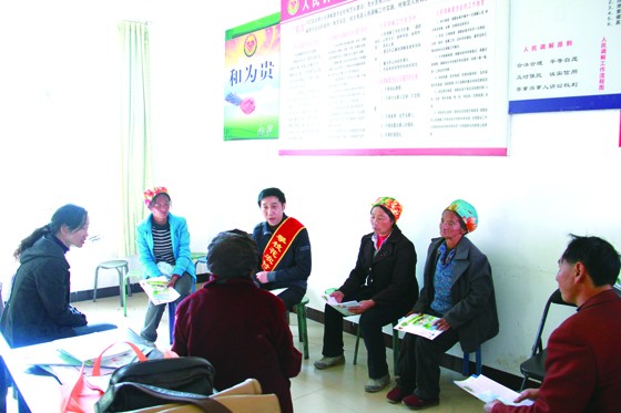攀枝花农商行工作人员为白坡乡困难群众讲解金融知识.jpg