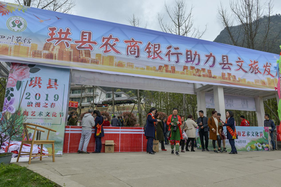 花海农庄活动现场发放金融知识宣传册页.png