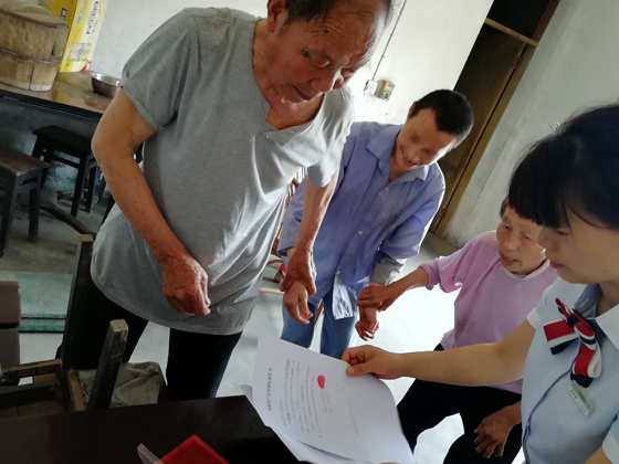 服务到家，温暖人心图片——上门为残疾客户办理业务 (2).jpg