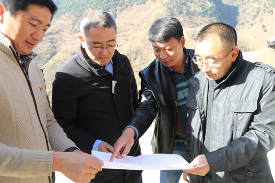 西昌市委书记李俊（左二）在项目施工现场指导.jpg