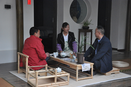 “树舍”民宿管理员小王（中）向当地干部和记者介绍经营情况  潘兴扬 摄.JPG