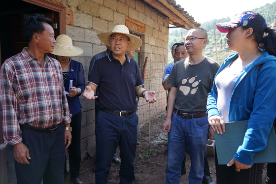 西昌市委副书记、市长马廷贵（左三）在一线检查指导扶贫攻坚工作.JPG