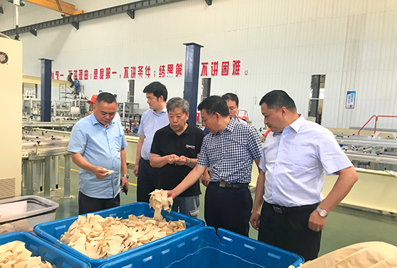 犍为农商银行陪同省城乡统筹研究会走访辖内重点贷款客户凤生纸业.jpg