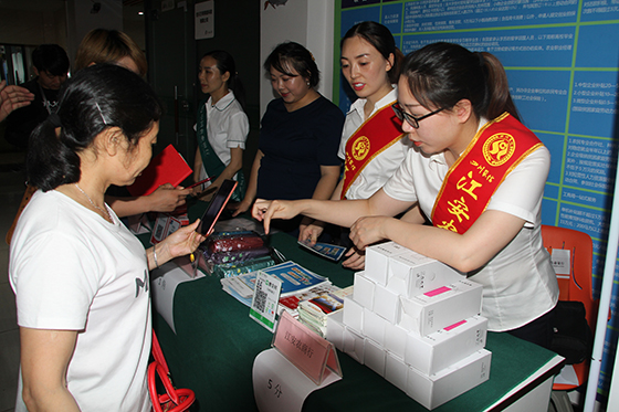 发放宣传资料.JPG