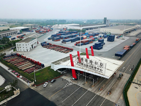 到2020年底,成都整体通关时间较2017年压缩13以上。图为成都铁路口岸多式联运海关监管中心.jpg