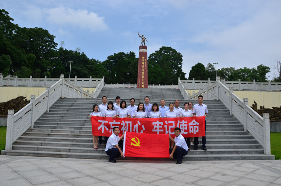 沙湾联社党员干部来到烈士陵园开展主题教育.JPG