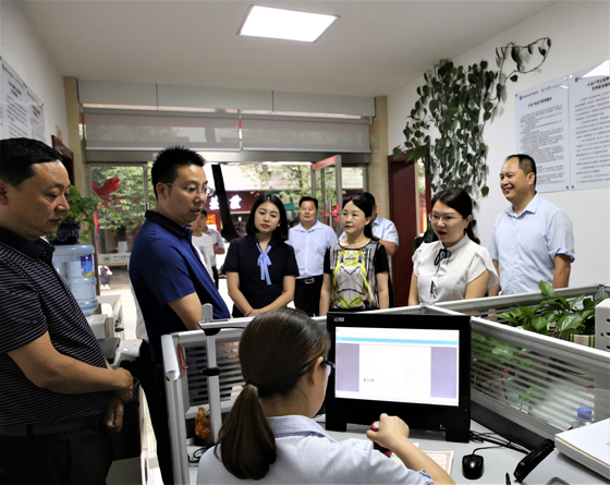 旺苍县政府领导、县联社负责人考察新开通的不动产抵押登记服务窗口工作现场.jpg