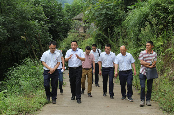 （图为屏山农商银行党委书记吴远川同志到烂坝村贫困户家中走访慰问）.png
