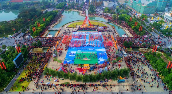 四川省北川县羌族沙朗节现场.jpg