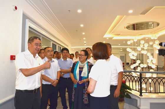西昌市委书记李俊竖起了大拇指，为银行发展成果点赞.jpg