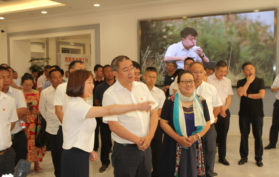 西昌金信村镇银行董事长梁文英（前排左）向西昌市委书记李俊（前排中）、市人大常委会主任罗开莲（前排右）介绍银行发展情况.JPG