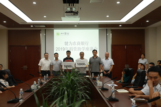 为高考文理科状元颁发奖金.jpg