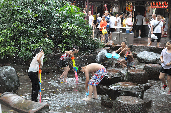 游客享受黄龙溪古镇的夏日清凉  潘兴扬 摄.JPG