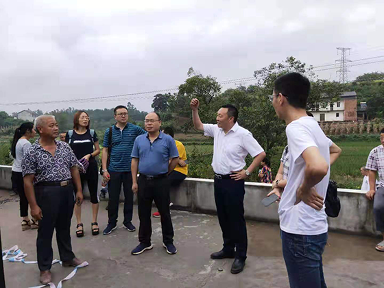 （内江银保监分局局长曾安全在龙会镇新花村实地查看灾情）.png