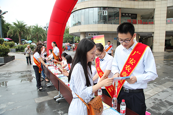 向市民宣传普及金融知识.JPG