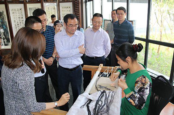 沈光明在工业园区考察.JPG