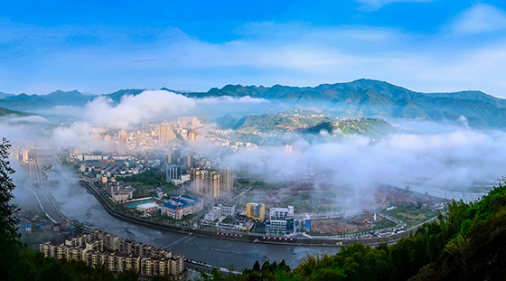 雾中荥经县城（王维富摄）.jpg