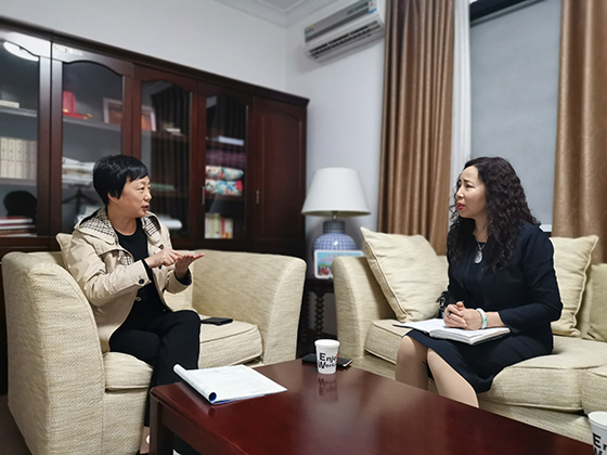 渠县县委书记苟小莉（左）接受本刊记者采访 周淼葭摄.jpg