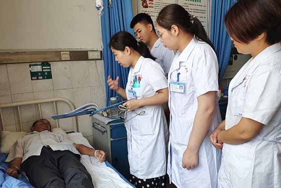 康驿卫生院医生会诊病患.jpg