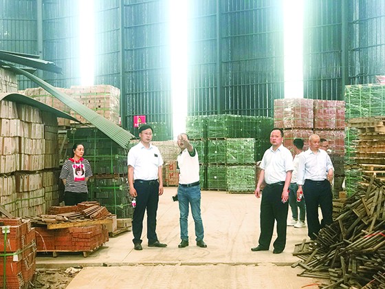 夹江联社理事长张弓深入企业调研.jpg