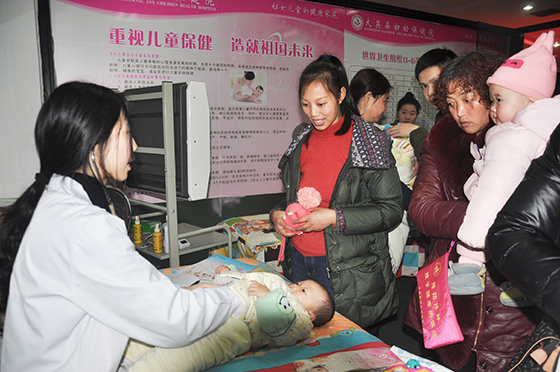 大英县妇幼保健院医务人员为幼儿定期保健.jpg