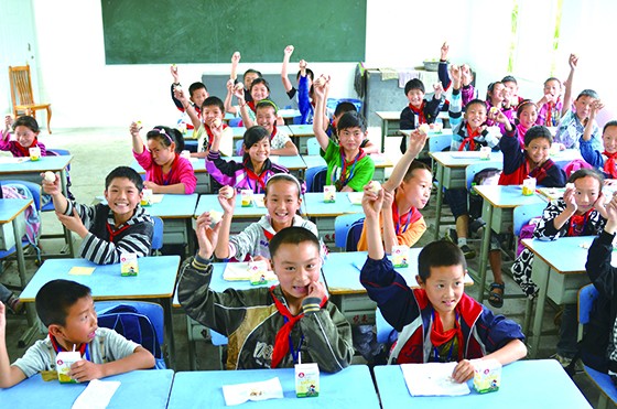 乡村小学生免费吃上营养早餐牛奶鸡蛋.JPG