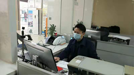 屏山农商银行工作人员做好个人防护的同时做好金融服务工作.jpg