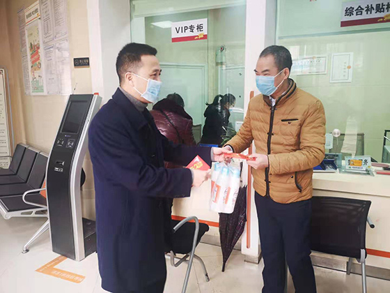 监事长彭交迋来到自怀，先滩等营业网点，向战斗在一线的基成员工表示感谢和慰问，为员工发放了消毒液等慰问药品，并叮嘱各网点要做好预防新型冠状病毒后勤保障工作.jpg