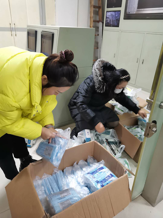 总行发动全行员工及亲属的力量购买到口罩、84消毒液、消毒洗手液及若干预防药品等物资进行分装发放到网点.jpg