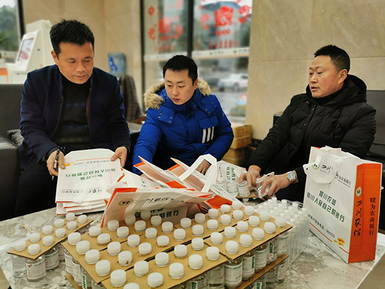 犍为农商银行为各网点分发消毒用品.JPG