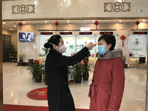 犍为农商银行坚持每天为客户测量体温.JPG