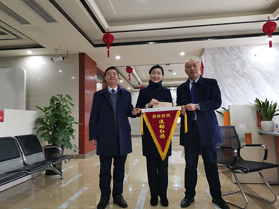 颁发流动红旗.jpg