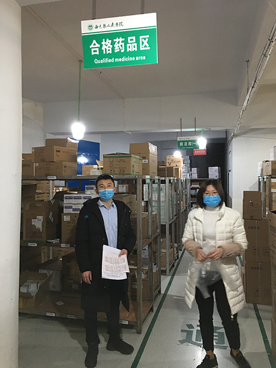 信贷员了解企业物资储备情况.jpg