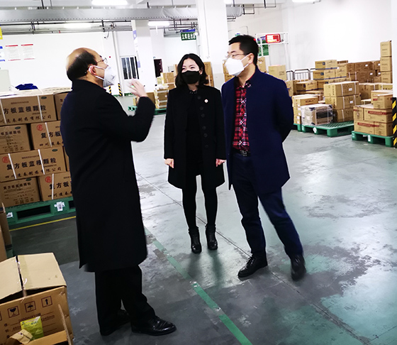 4行领导深入企业了解物资储情况.jpg