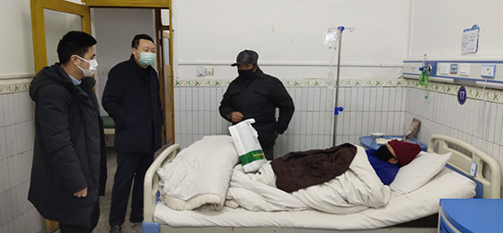 图为刘阳德书记到镇西镇卫生院看望帮扶户胡青德患病住院家属.png