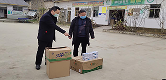 图为刘阳德书记代表威远农商银行向永和村委送去防疫物资.png