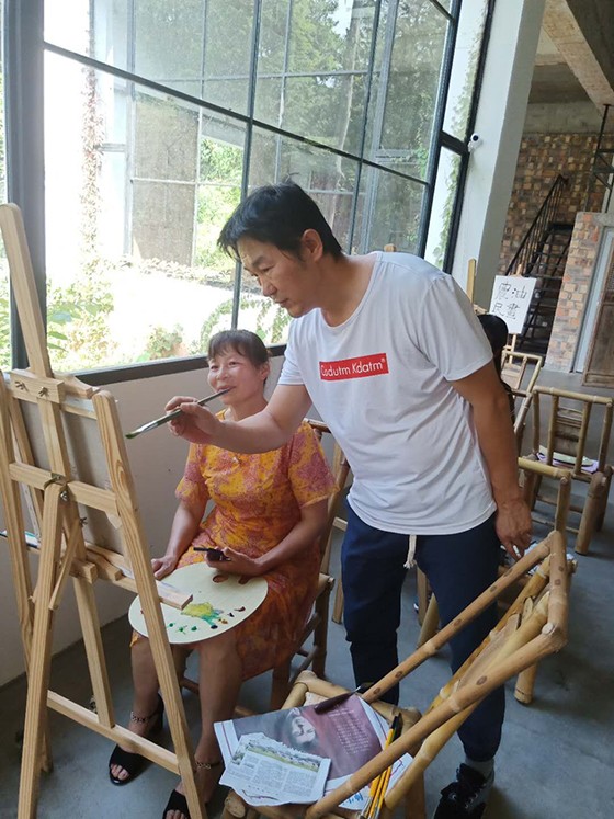 艺术家指导村民画画.jpg