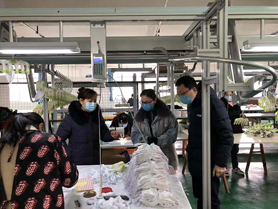万源农商银行信贷支持的星华服装织造公司加紧生产防疫物资.png