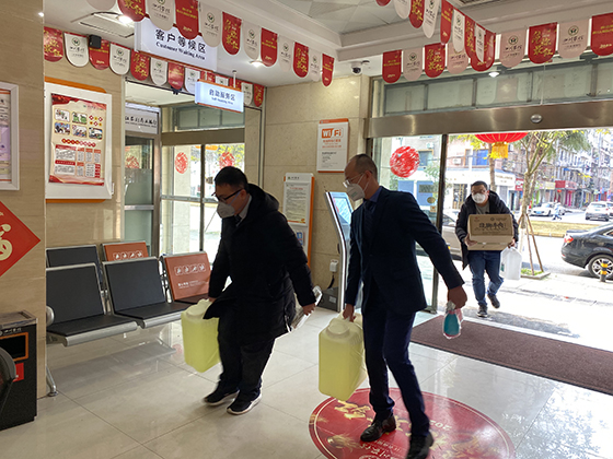 搬运消毒液 .jpg
