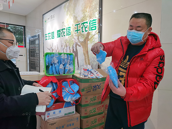 行长杨勇先为网点分发物资.jpg