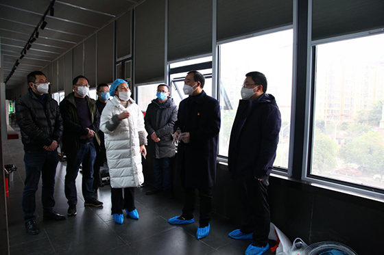 大竹农商银行工作人员到大竹县口罩生产企业宇霞服装有限公司了解情况.png