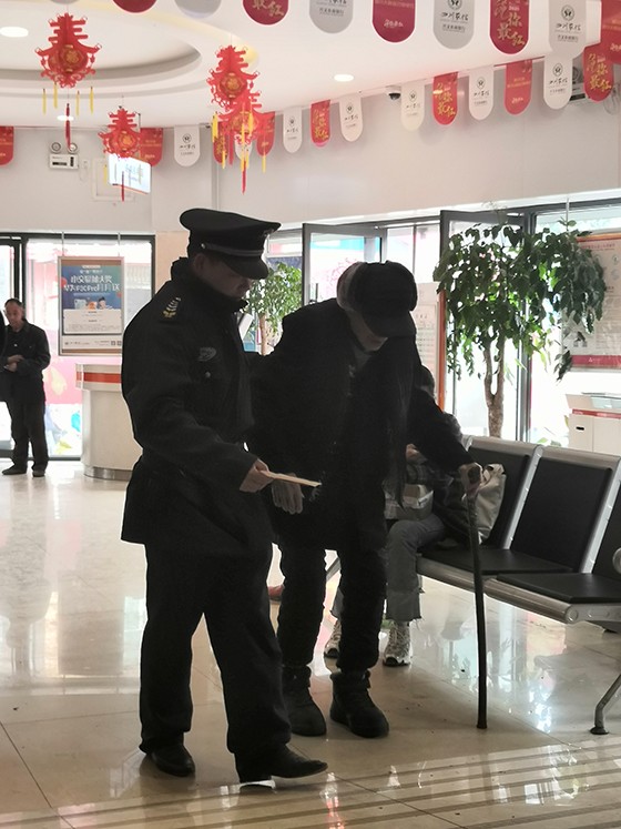 大堂保安搀扶行动不便的老人.jpg