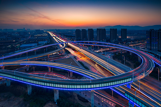 “新基建”架起数字彩虹桥。图为蓬勃发展的南京新区一景（资料图）.jpg