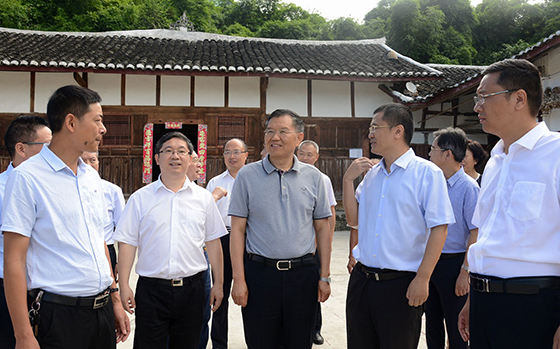 四川省广安市委书记李建勤（前排中）在邻水县长安乡金垭村调研脱贫攻坚工作.jpg