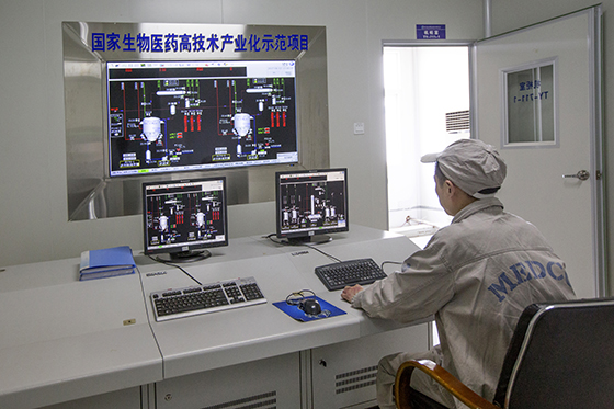 图为美大康药业国内领先水平的自动化生产车间，图为控制室.jpg
