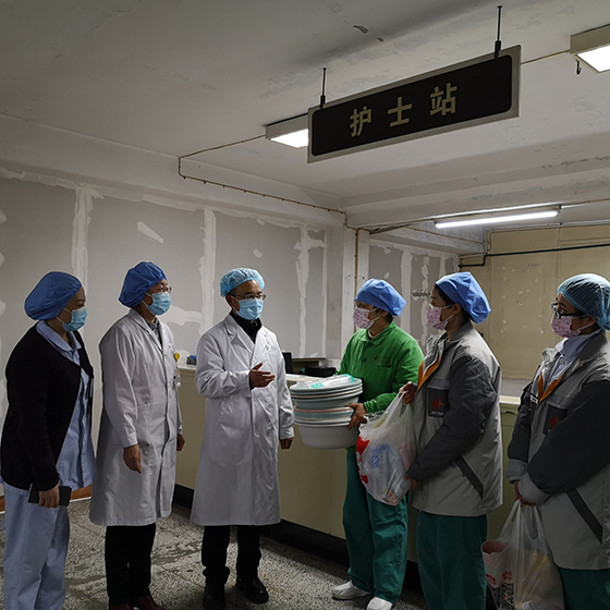 医院负责人在护士站指导工作.jpg