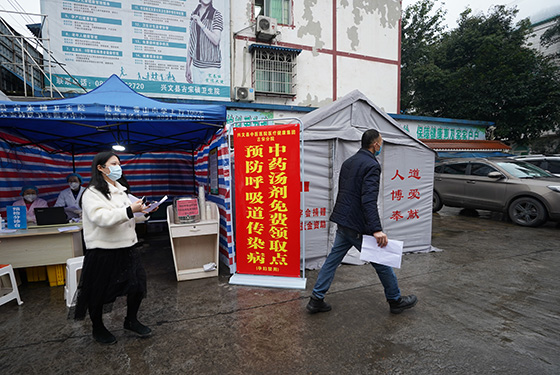 免费发放中药汤剂.JPG