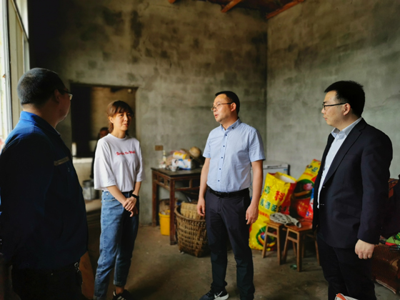 联社理事长张棚在农户家中了解生产经营情况 .jpg