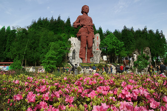 “双枪老太婆”塑像.jpg